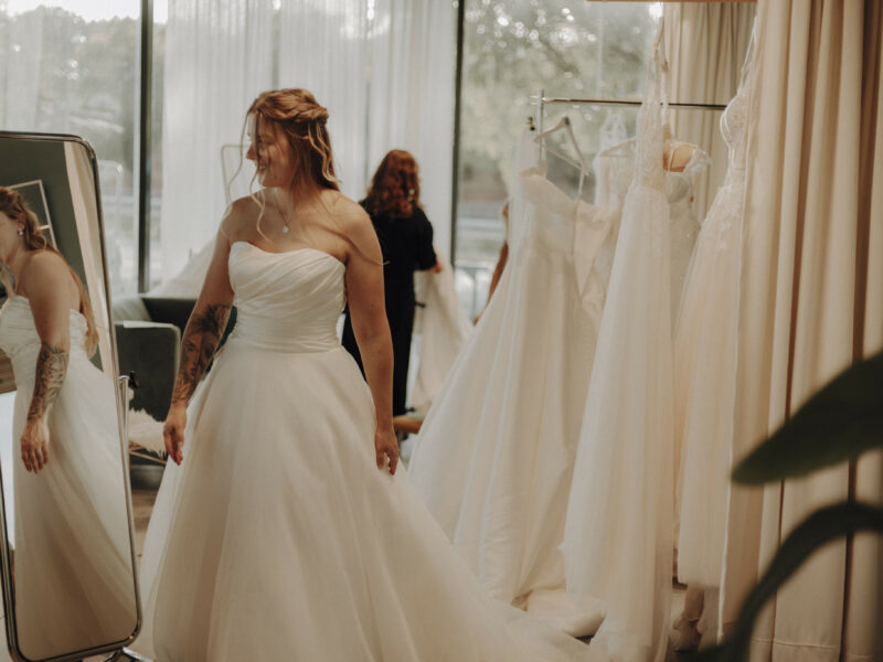 Prova moderna second hand brudklänningar i vårt lyxigt inredda showroom